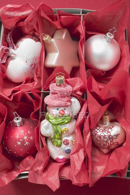 Рождественские украшения из красной бумаги — стоковое фото