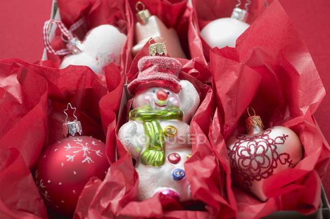 Decoraciones navideñas en papel rojo - foto de stock