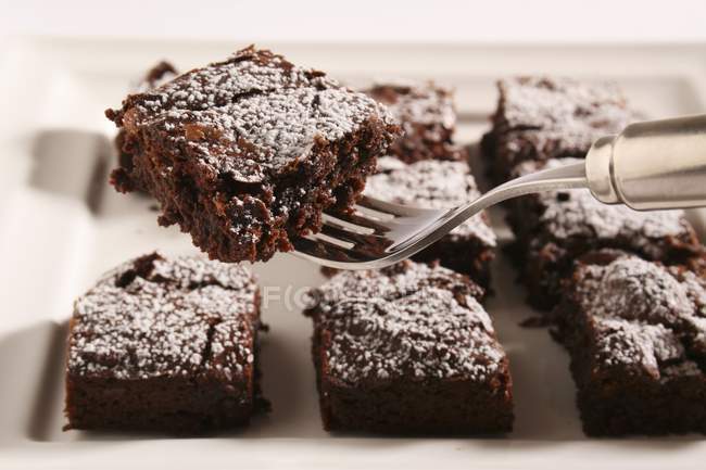 Brownies que servem com açúcar de confeiteiro — Fotografia de Stock