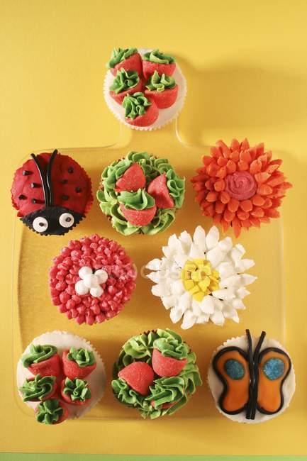 Cupcake con decorazioni diverse — Foto stock