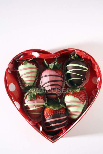 Boîte de fraises trempées au chocolat — Photo de stock