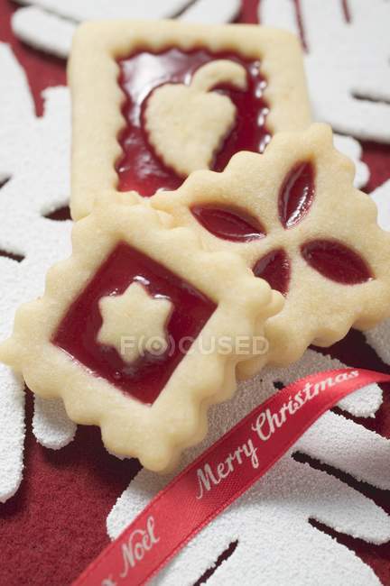 Kekse auf rotem Hintergrund — Stockfoto