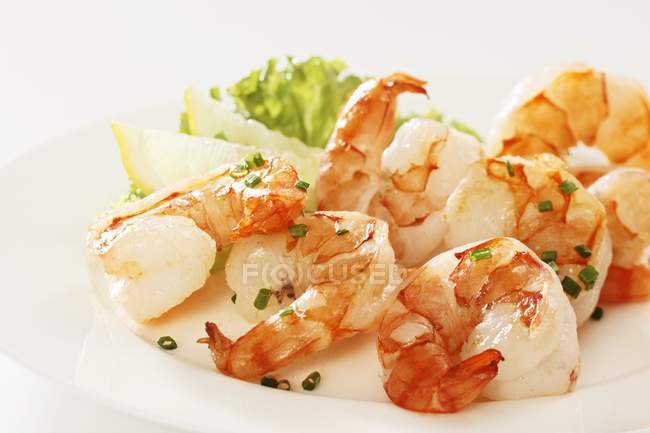 Crevettes frites à la ciboulette hachée — Photo de stock