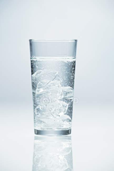 Vista de perto de Ouzo em vidro com cubos de gelo — Fotografia de Stock