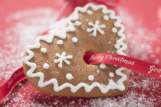 Gingerbread heart on red background — Stock Photo