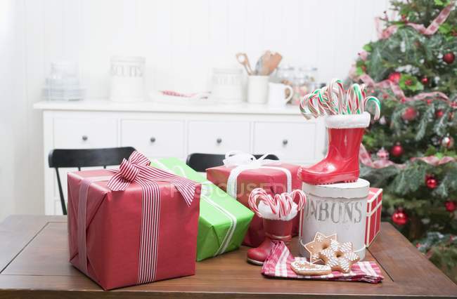 Presentes de Natal na mesa da cozinha — Fotografia de Stock
