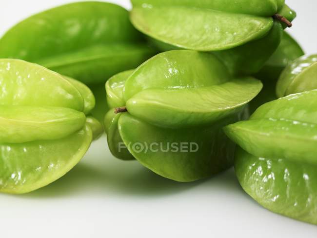 Carambolas verdes frescas - foto de stock