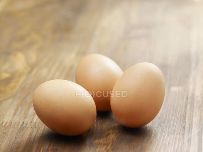 Три коричневых яйца — стоковое фото