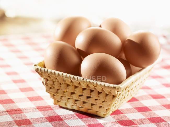 Бурые яйца в корзине — стоковое фото