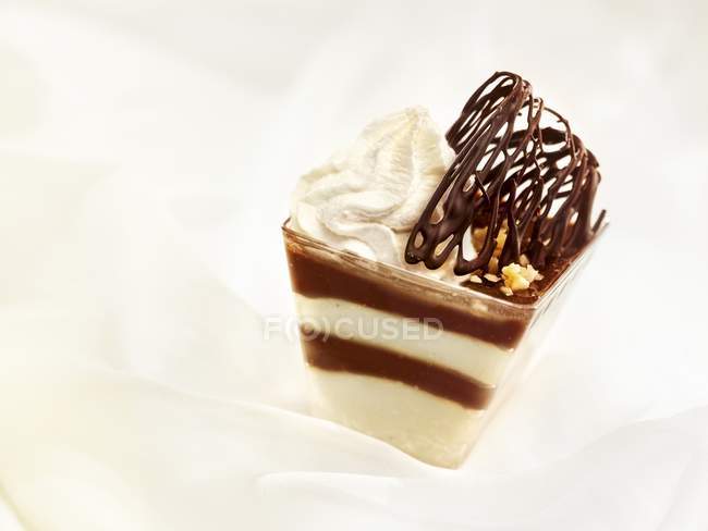 Vista close-up de sobremesa de chocolate e creme na superfície branca — Fotografia de Stock