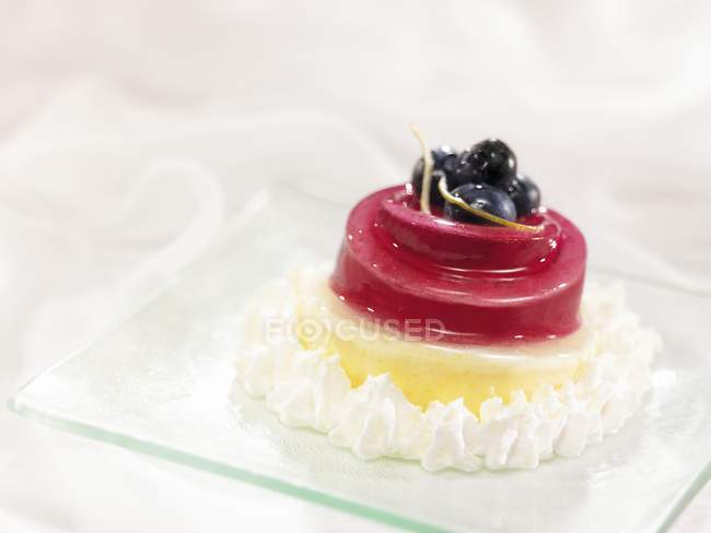 Closeup view of orange and blueberry dessert with cream — Stock Photo