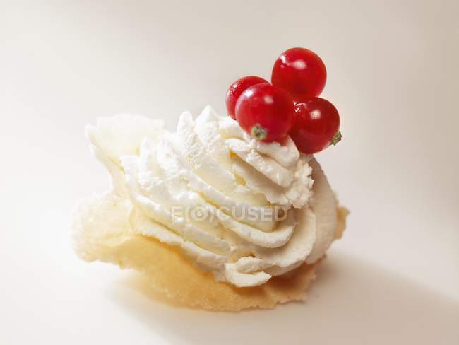 Whipped cream and redcurrants — Stock Photo
