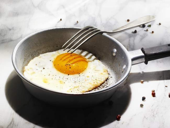 Fried egg in small frying pan — Stock Photo
