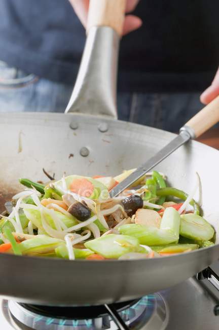 Жареные азиатские овощи в сковороде — стоковое фото
