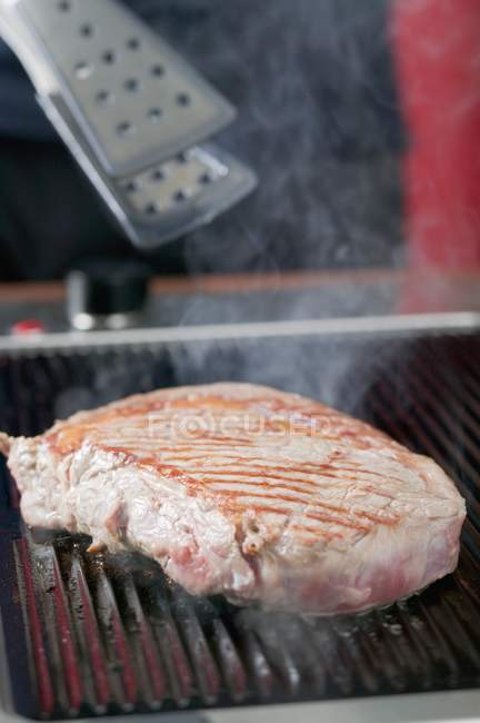 Griller le steak de boeuf — Photo de stock