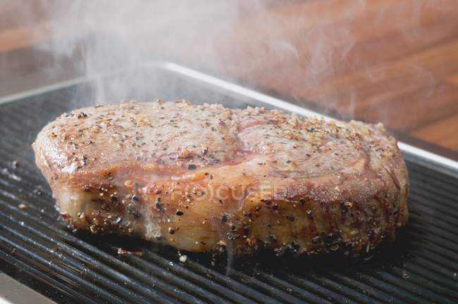 Griller un steak poivré — Photo de stock