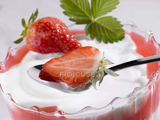 Quark with fresh strawberries — Stock Photo
