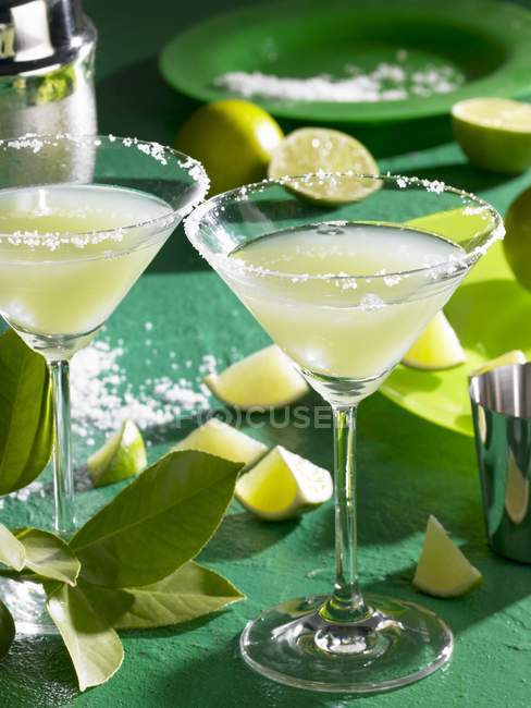 Margaritas with salted rim and slices of lime — Stock Photo