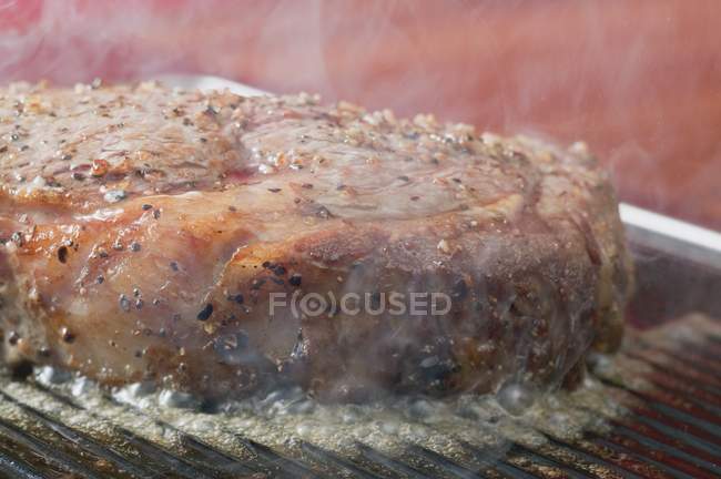 Bife grelhado com pimenta — Fotografia de Stock