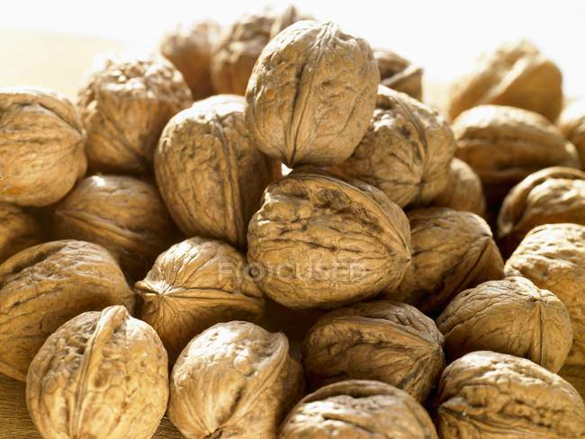 Nueces frescas crudas - foto de stock