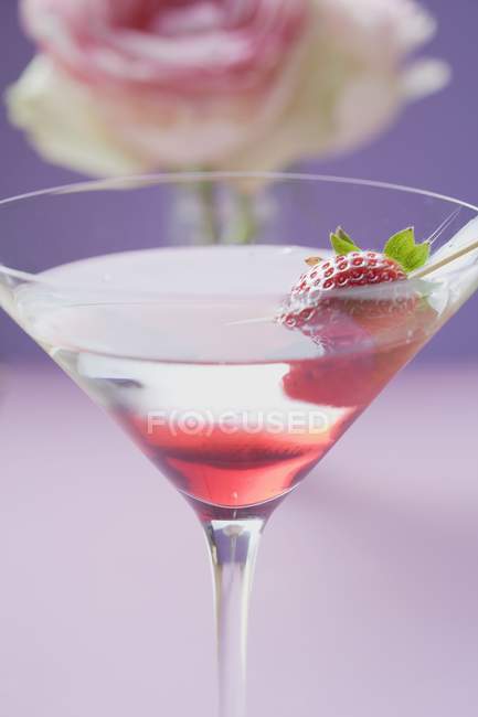 Martini con fresa en vidrio - foto de stock