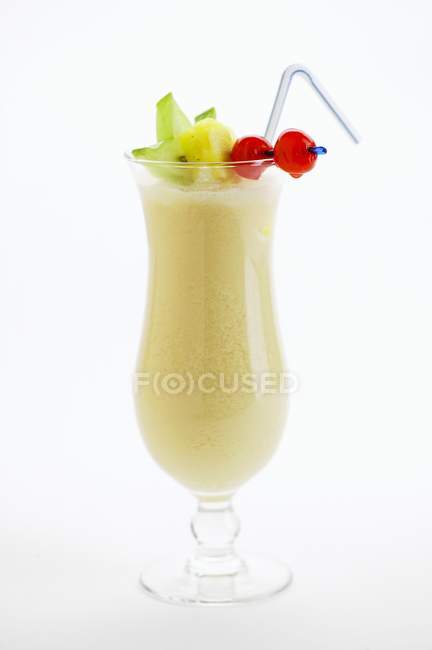 Nahaufnahme von Pina Colada Cocktail mit Fruchtspieß und Stroh — Stockfoto