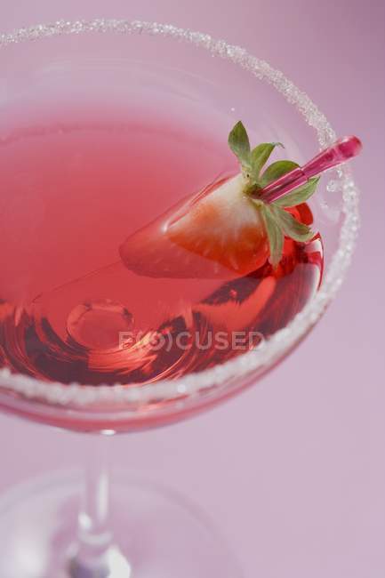 Martini with liqueur & strawberry in glass — Stock Photo