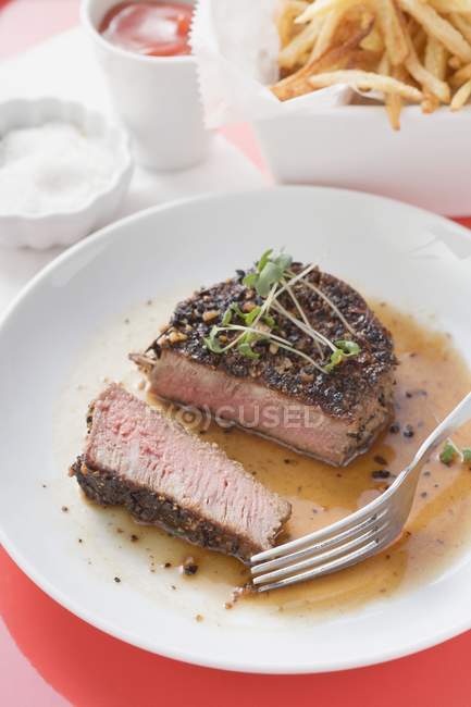 Gewürztes Steak mit Kresse — Stockfoto