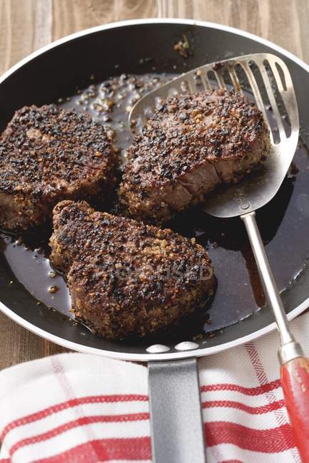 Steaks dans la poêle — Photo de stock