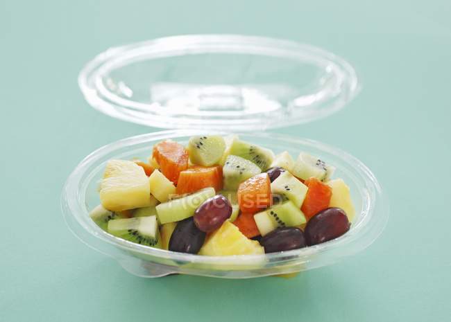 Salade de fruits en récipient — Photo de stock