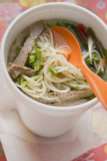 Sopa de macarrão com carne bovina e legumes — Fotografia de Stock