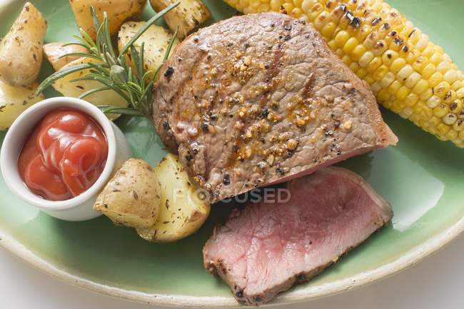 Gepfeffertes Steak mit Mais — Stockfoto