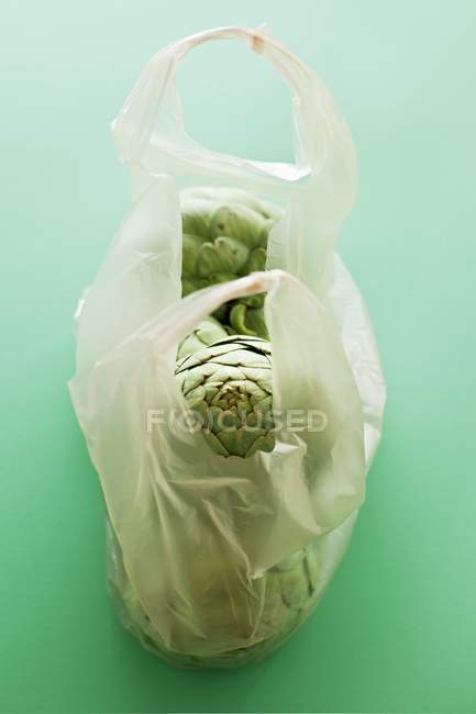 Alcachofras em saco plástico — Fotografia de Stock