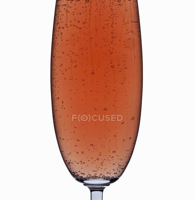 Розовое игристое вино на белом фоне — стоковое фото