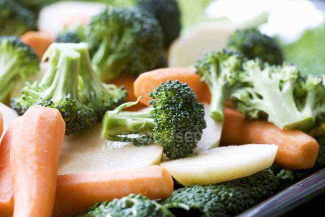 Légumes mélangés prêts à cuire sur plaque à pâtisserie — Photo de stock