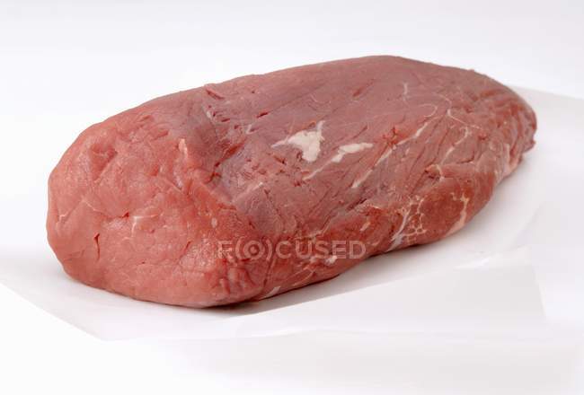 Filete de carne fresca sobre papel - foto de stock