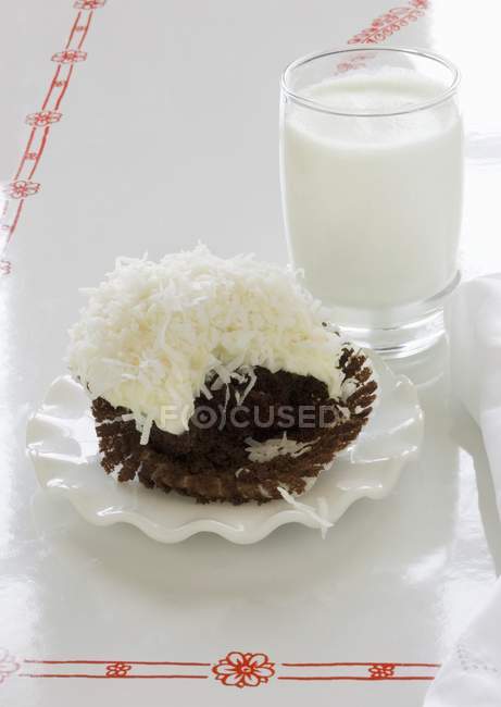 Шоколадный кекс с кокосом — стоковое фото