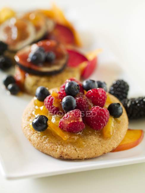 Cookies cobertos com frutas — Fotografia de Stock