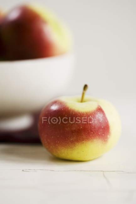 Manzanas rojas y amarillas - foto de stock