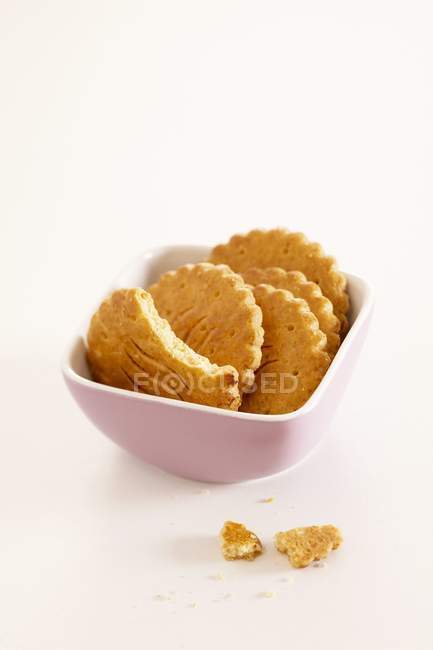 Biscuits dans un petit plat — Photo de stock