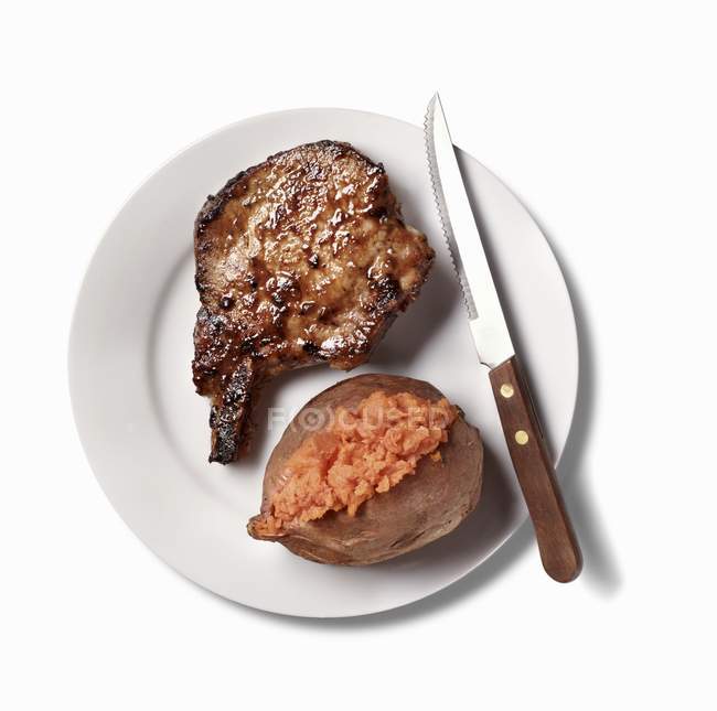 Смаженої свинини Чоп і солодкий картопля — стокове фото