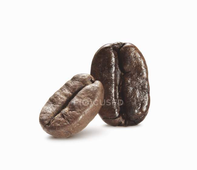 Dos granos de café tostados - foto de stock