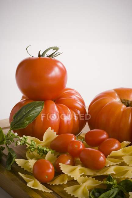 Tomates variados com massa — Fotografia de Stock
