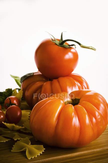 Tomates surtidos con pasta - foto de stock