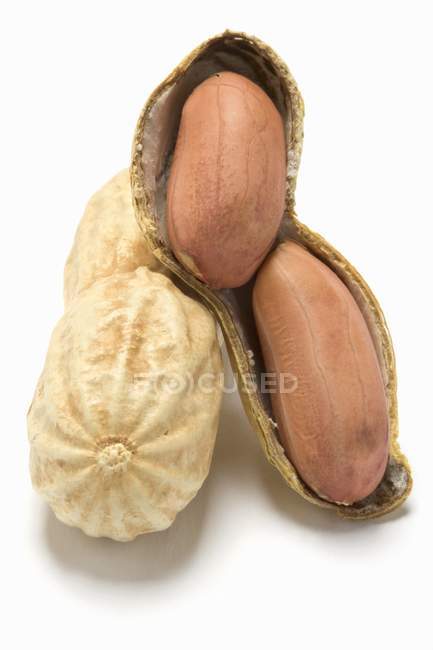 Geschälte Erdnüsse und ungeschälte — Stockfoto