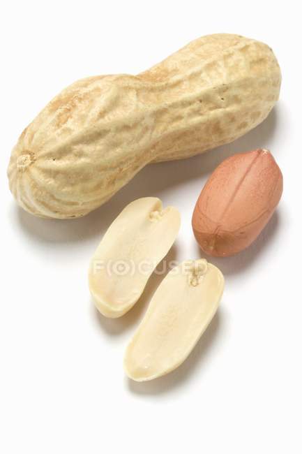 Ungeschälte Erdnuss und geschält — Stockfoto