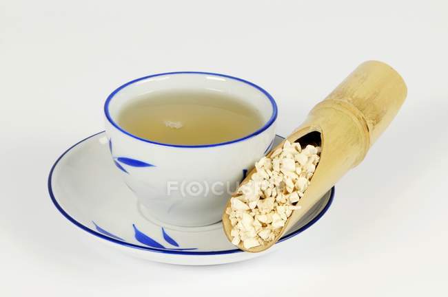 Taza de té de raíz de angélica - foto de stock