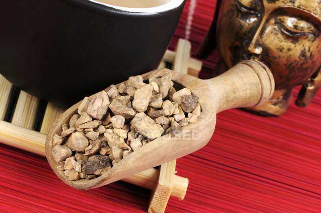 Vue rapprochée de la racine de noeud chinois dans une cuillère en bois — Photo de stock