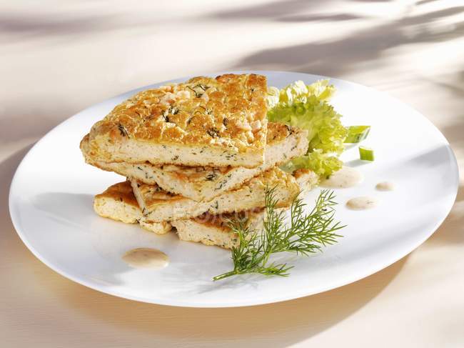 Omelette de saumon frit — Photo de stock