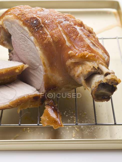 Carne de porco assada em fatias parciais com crepitação — Fotografia de Stock